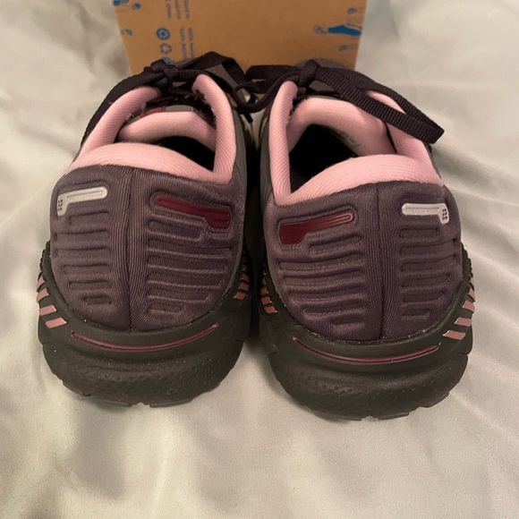 Brooks Black and Pink Athletic Shoes Sleek Design - Picture 8 of 9
